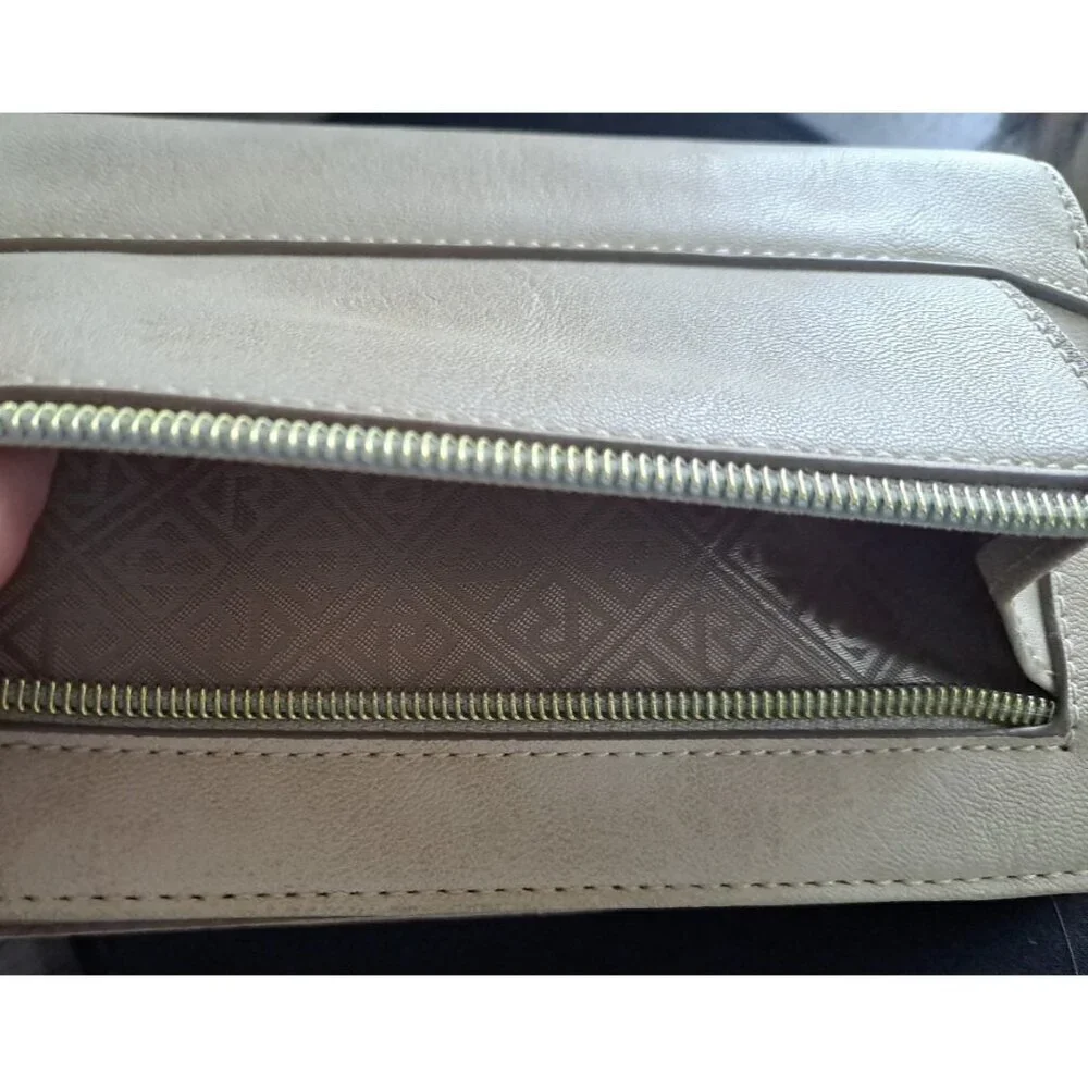 Relic Women's M Cream Clutch Wallet